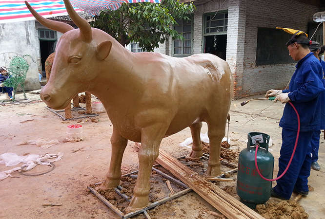 彩牛雕塑泥塑現場